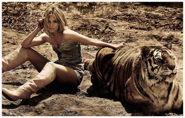 Девушка и тигр фотография